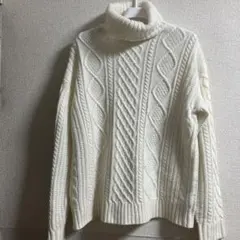 ホワイト ケーブルニット タートルネックセーター