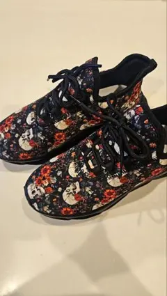 スカルと花柄のスニーカー