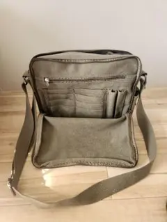 オリーブグリーン 多機能ショルダーバッグ