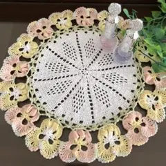 花モチーフのかぎ針編みテーブルセンター ハンドメイドレース編み　ドイリー