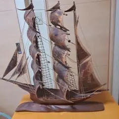 木で仕上げた帆船