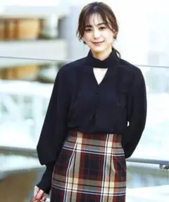 黒い長袖ブラウス ボタン付き　タックスリーブデザイントップスブラウス