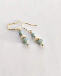 空色ターコイズと白サンゴのピアス/樹脂フック/ノンホール/サージカルステンレス