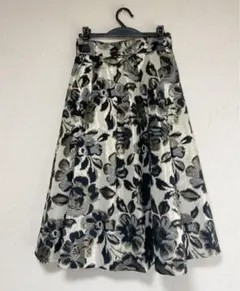 美品　花柄スカート　ジャカード織　バウムウンドヘルガーデンのサムネイル