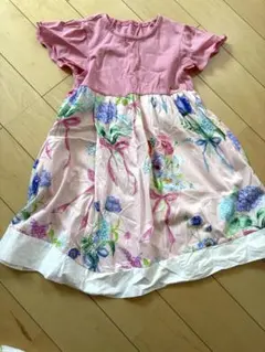 ピンク，花柄ワンピース