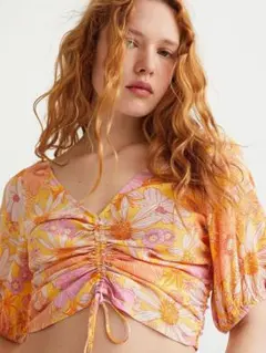 新品タグ付きH&M 花柄 シャーリング クロップド丈 半袖 トップスのサムネイル