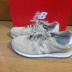 New Balance ベージュ スニーカー