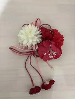 華やかな赤白花髪飾り コーム付き
