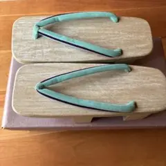 メ*ー様 伝統的な木製下駄 緑の鼻緒 亀の金具付き