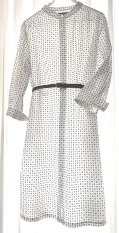 【美品】ワンピース 綿100% M〜L 春夏 長袖 スタンドカラー　白×紺柄