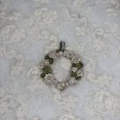 ペンダントトップ　花のリース