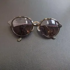 ラウンド型ブラックサングラス