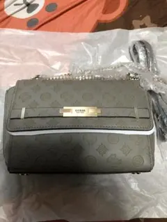 GUESS エンボス加工ショルダーバッグ グレー