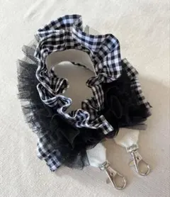 黒×ギンガムチェックフリル　ハンドストラップ　スマホストラップ
