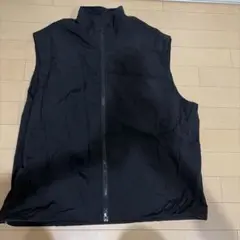 黒いノースリーブベスト