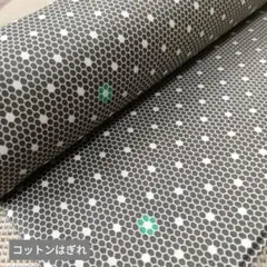 コットンはぎれ　YUWA 小紋柄　花がら　グレー　幾何学模様　ハンドメイド