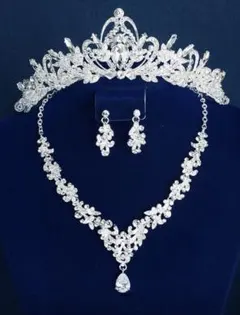期間限定出品❤️即日発送中！ウェディング　ティアラ・ネックレス・ピアス セット