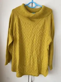 マスタード ケーブル編み タートルネックセーター