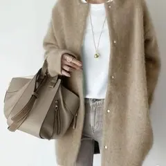 柔らかいニット素材 ボタン付きカーディガン