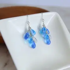チェコガラスビーズ鈴なりピアス、イヤリング　海、空色