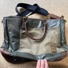 カーキとダークブラウンのディーゼルトートバッグ