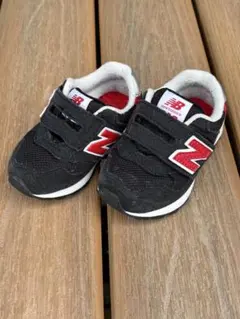 New Balance ベビーシューズ ブラック/レッド