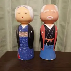 伝統的な手描き木製こけし 男女ペア