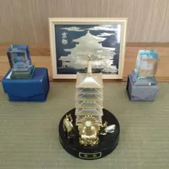 金色の五重塔と仏像の置物(京都・奈良)