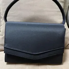 シンプルな黒いフォーマルバッグ