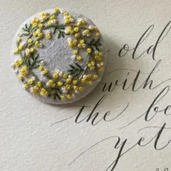 ミモザのリースの手刺繍ブローチ　はらぺこ*あおむしハンドメイド