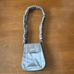 シルバー ショルダーバッグ 伸縮性ストラップ　un/neu