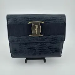 Salvatore Ferragamo ネイビー 二つ折り財布 金具 ロゴ入り - メルカリ