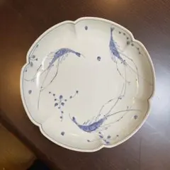 日本の京都にある和食器メーカー「たち吉」の染付海老絵大皿です。﻿