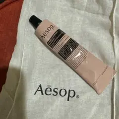 Aesopのピンクのハンドクリーム、アルミチューブ入り、布製ポーチ付き