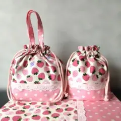 N㉝お弁当袋とコップ袋とランチョンマット　３点セット　いちごミルク&ドット柄