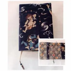 【№BC091】ブックカバー 文庫 雷神と風神＆家紋柄 紺