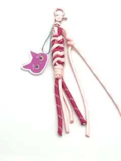 ハンドメイド　猫のチャーム付きピンクと赤のアクセサリー