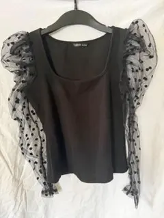 シースルー袖ドット柄黒トップス