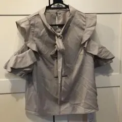 GRLフリルリボンタイベージュシャツ