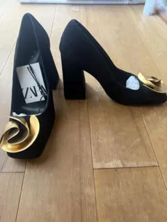 新品　ZARA ブラックスエードハイヒール ゴールド装飾　36サイズ