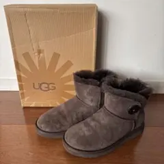 UGG W MINI BAILEY BUTTON 6 チャコール