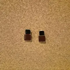 黒とボルドーのスクエア型ピアス