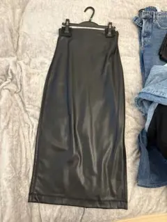 ブラックレザー風タイトスカート