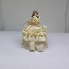 フルートを持つ女性フィギュア