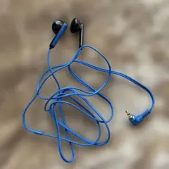 青い有線イヤホン