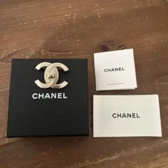 今日限定価格‼️CHANEL 海外ノベルティパールロゴブローチ 刻印あり 2025年最新】chanel ブローチの人気アイテム - メルカリ