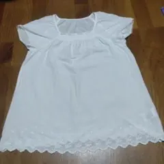 earth music&ecology 刺繍入りホワイトトップス　半袖