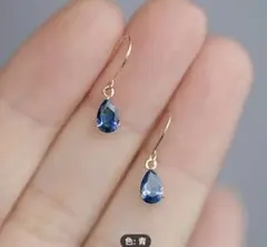 青い涙型ピアス ゴールドフック