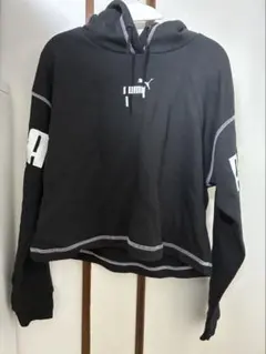 PUMA ブラック クロップドパーカー