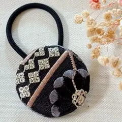 【103】 インド刺繍 くるみボタン ヘアゴム 黒